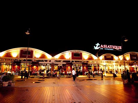 The Duality of Dreams: Dong Nhi's Captivating Performance at Bangkok's Asiatique The Riverfront